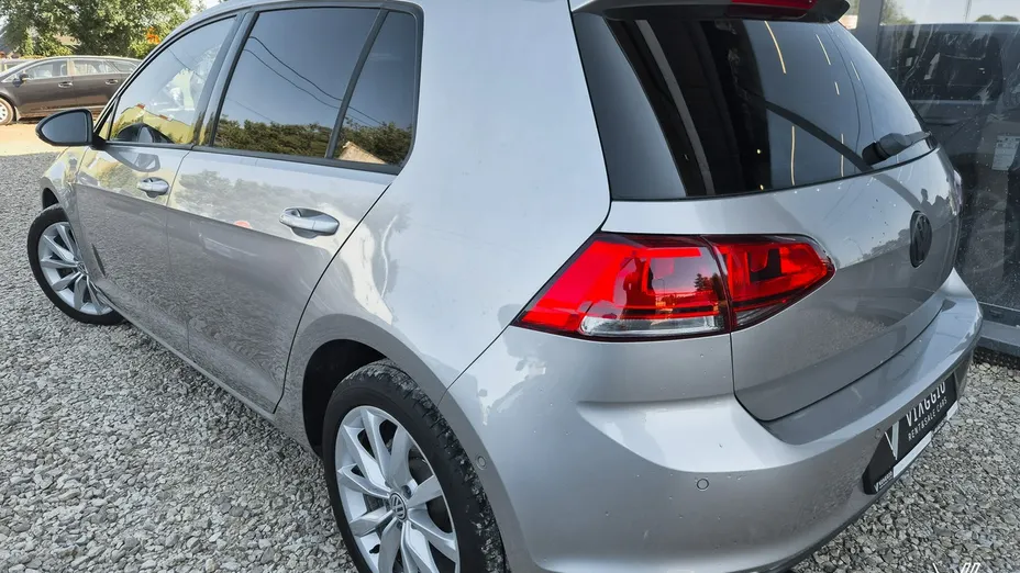 VOLKSWAGEN Golf -