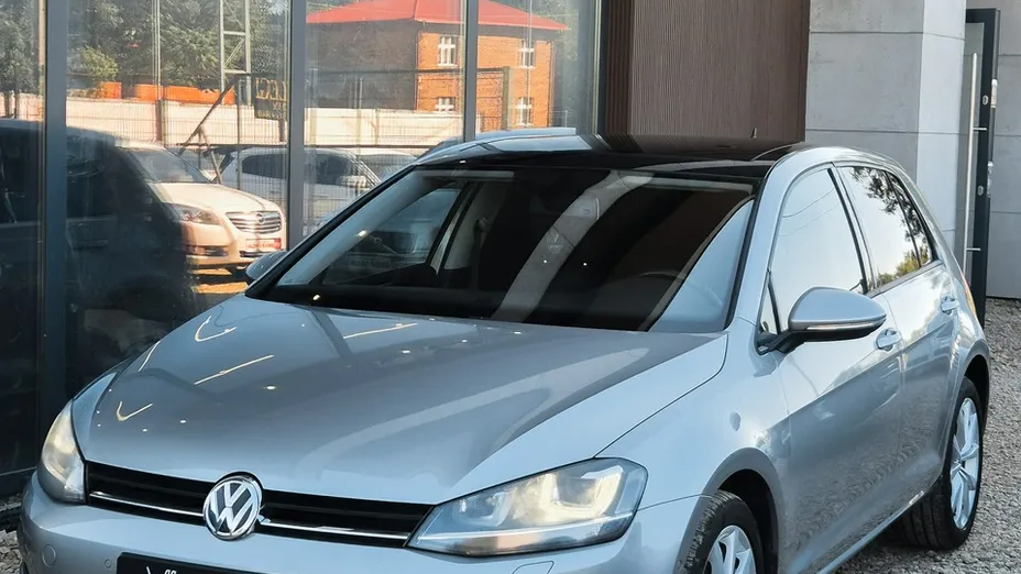 VOLKSWAGEN Golf -