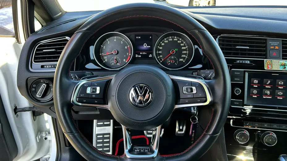 VOLKSWAGEN Golf -
