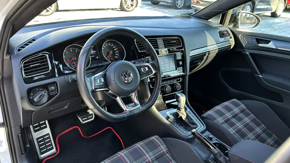 VOLKSWAGEN Golf -