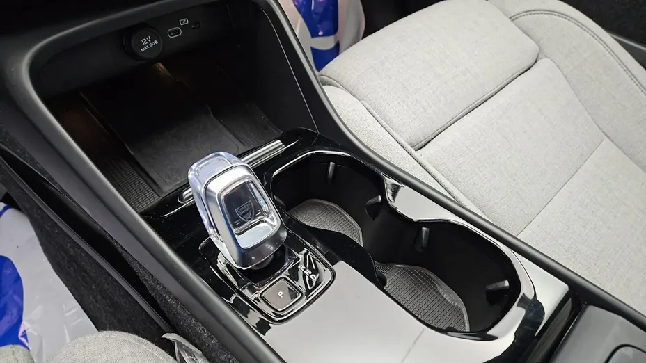 VOLVO C40 -