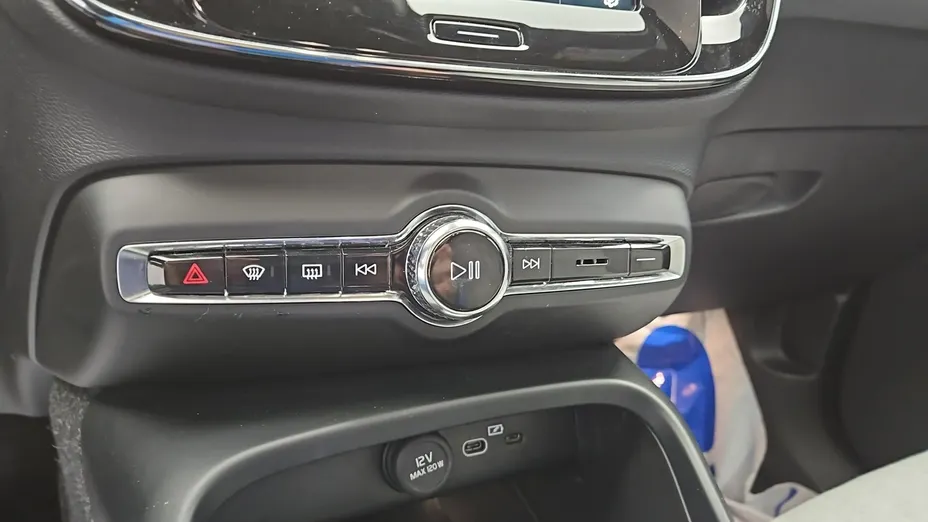 VOLVO C40 -