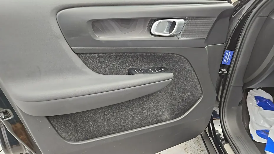 VOLVO C40 -