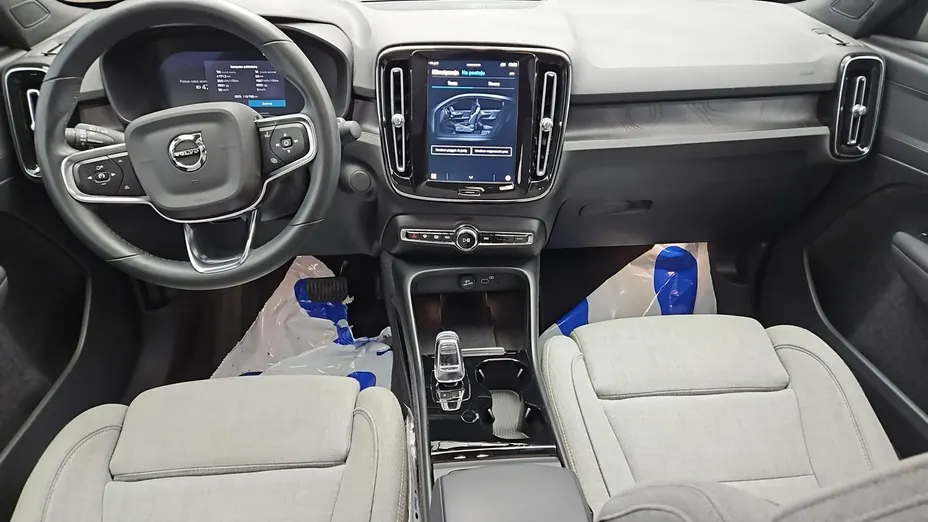 VOLVO C40 -