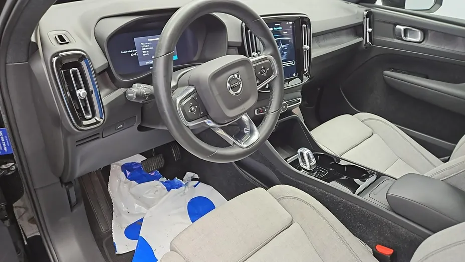VOLVO C40 -