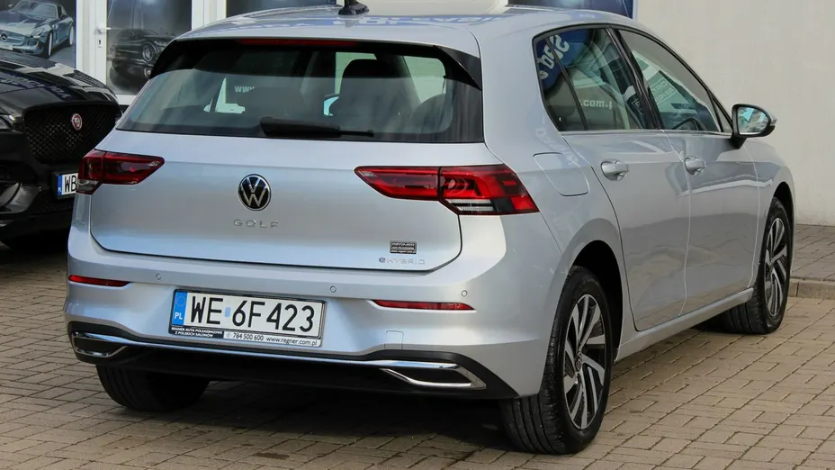 VOLKSWAGEN Golf -