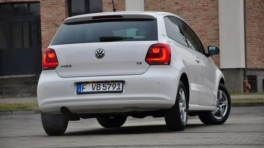 VOLKSWAGEN Polo -