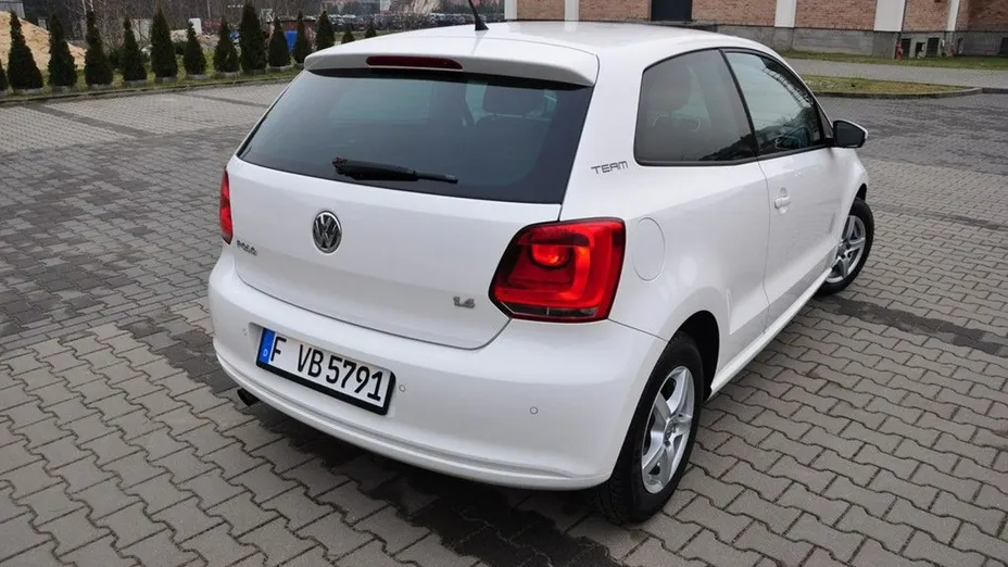 VOLKSWAGEN Polo -