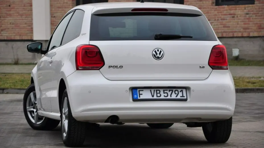VOLKSWAGEN Polo -