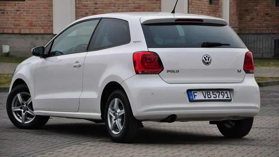 VOLKSWAGEN Polo -