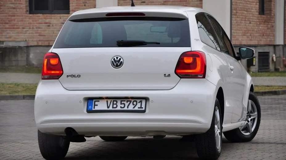 VOLKSWAGEN Polo -