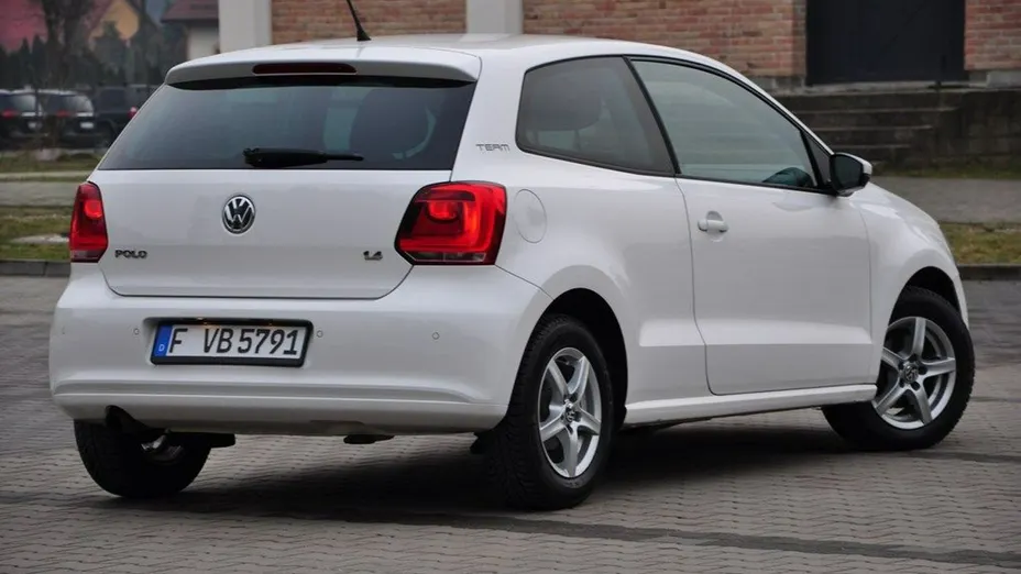 VOLKSWAGEN Polo -