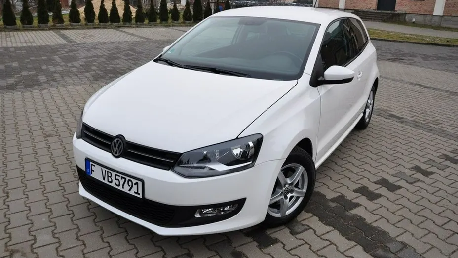 VOLKSWAGEN Polo -