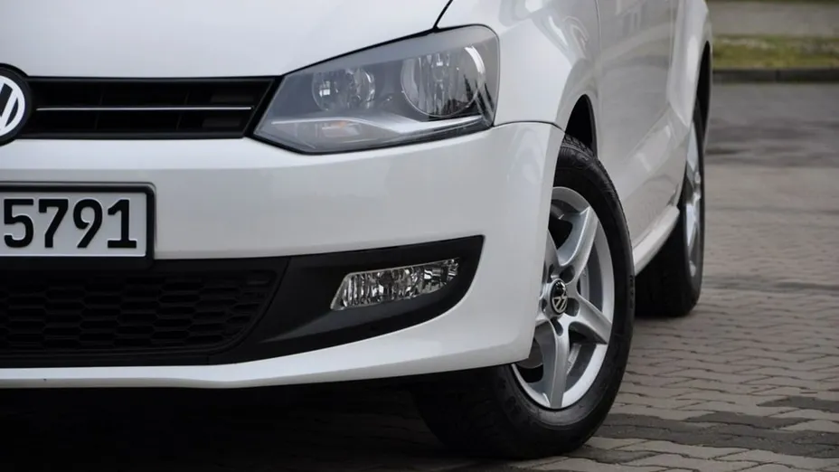 VOLKSWAGEN Polo -