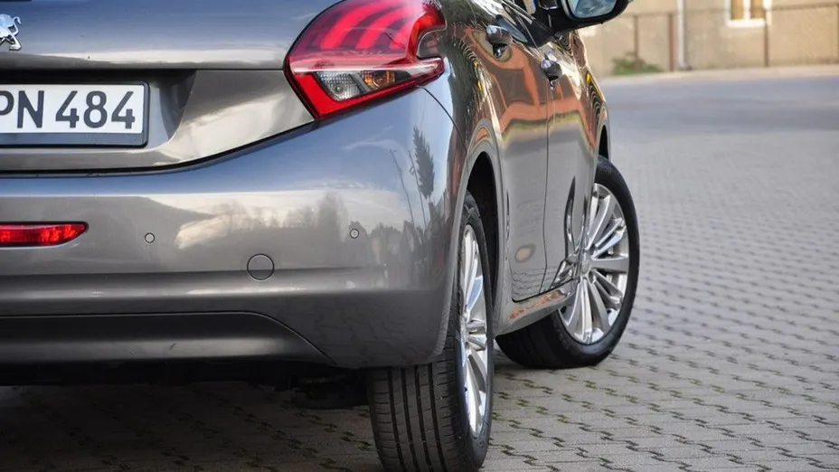 PEUGEOT 208 -