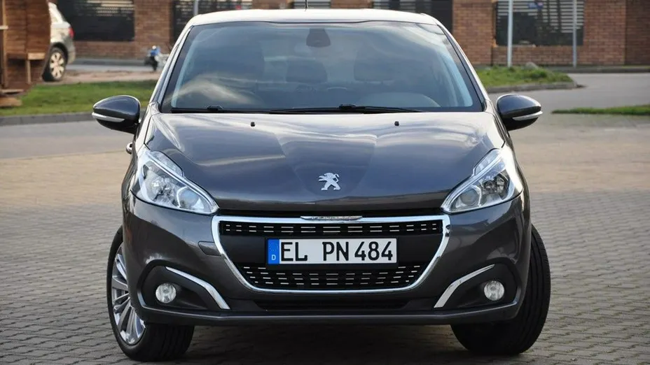 PEUGEOT 208 -