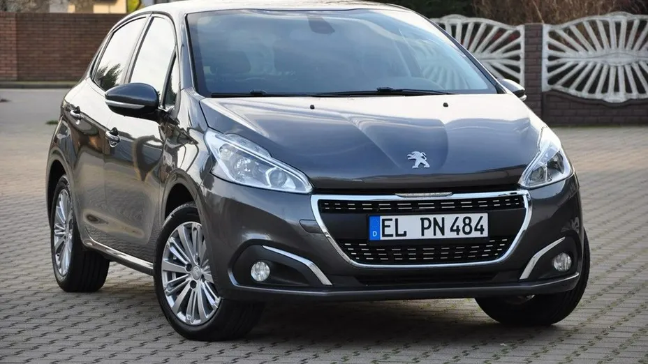 PEUGEOT 208 -