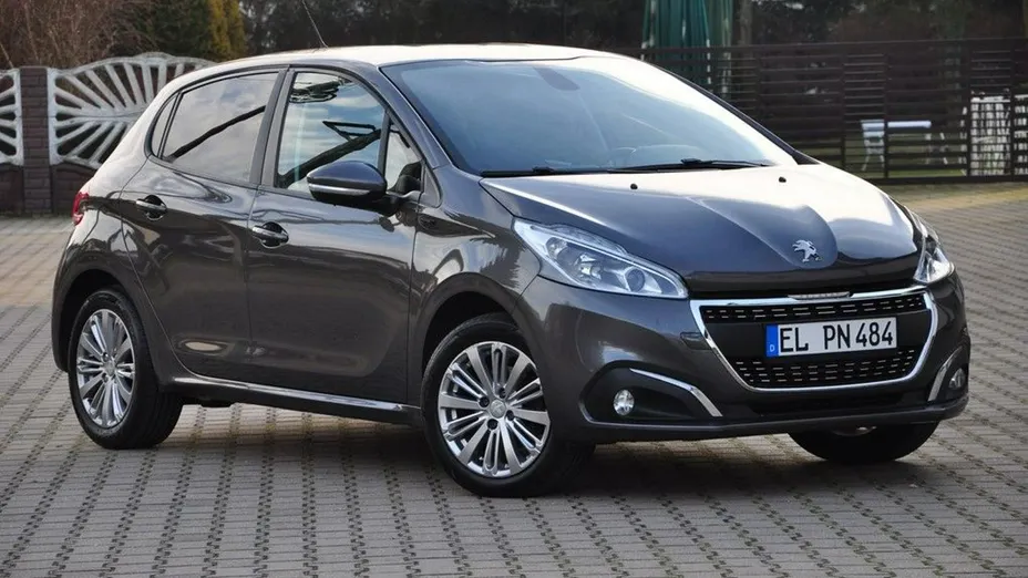 PEUGEOT 208 -