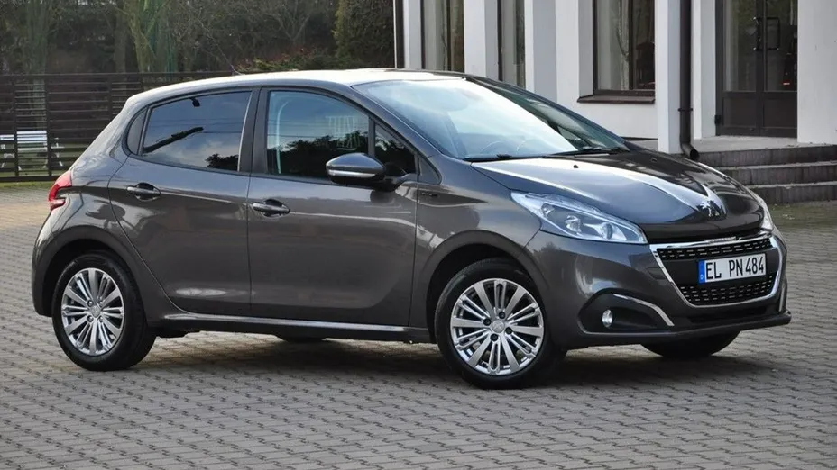 PEUGEOT 208 -