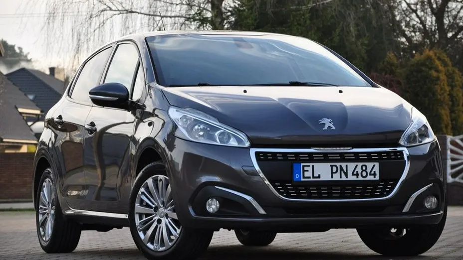 PEUGEOT 208 -