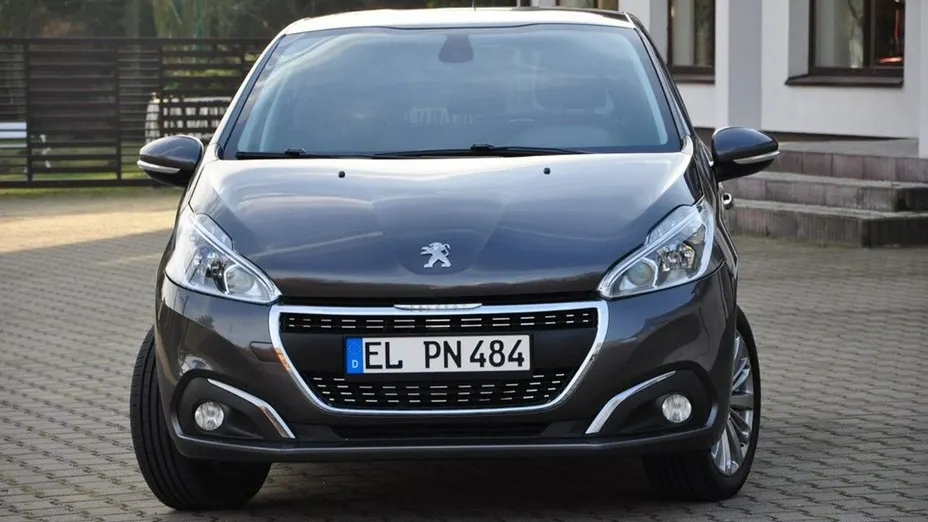 PEUGEOT 208 -