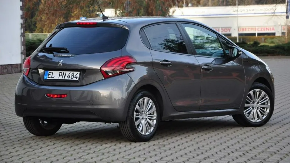 PEUGEOT 208 -