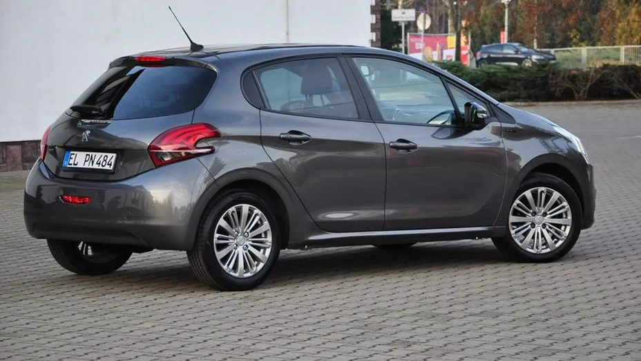 PEUGEOT 208 -