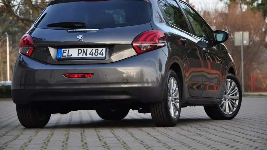 PEUGEOT 208 -
