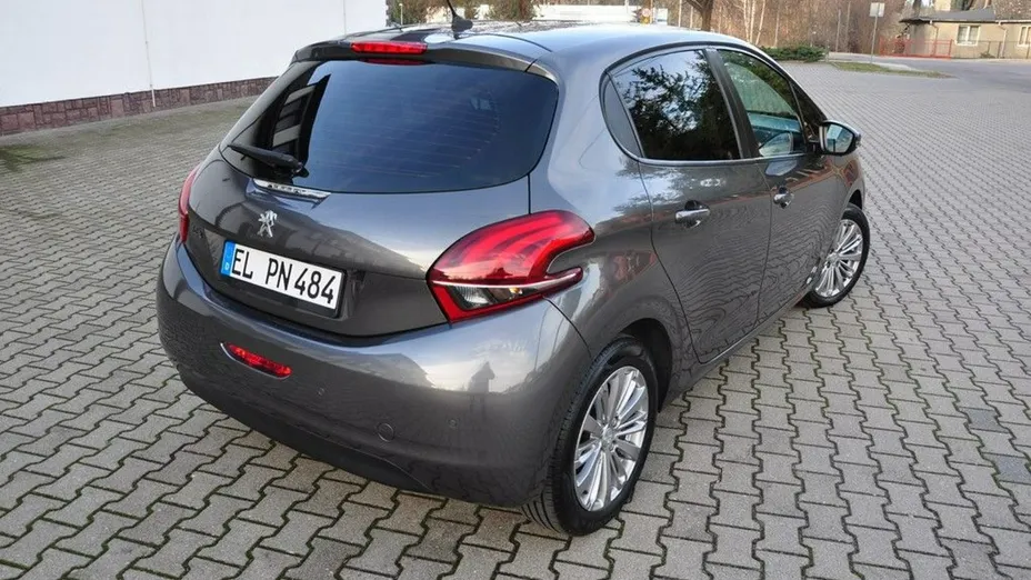 PEUGEOT 208 -