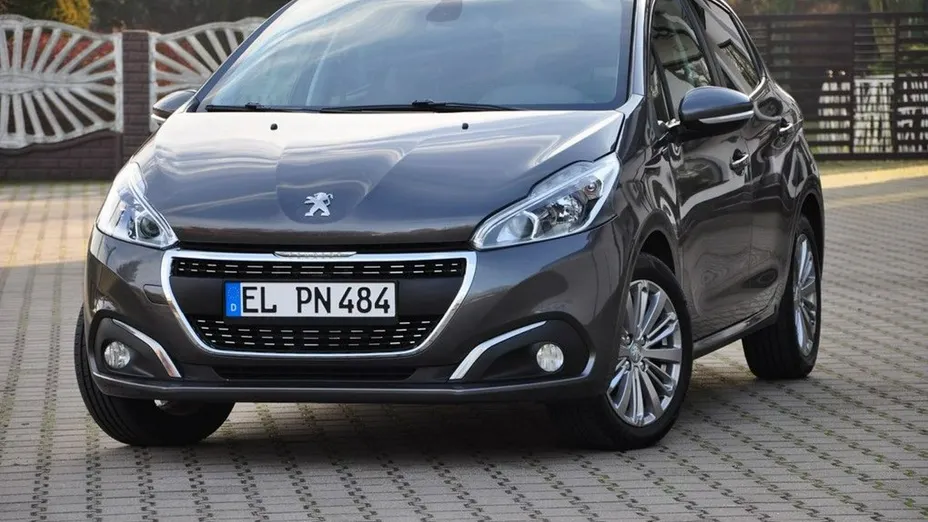 PEUGEOT 208 -