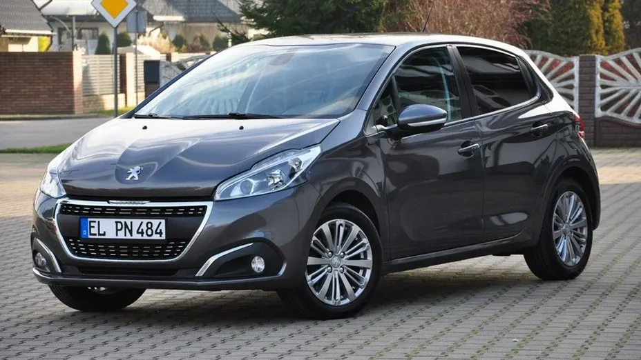 PEUGEOT 208 -