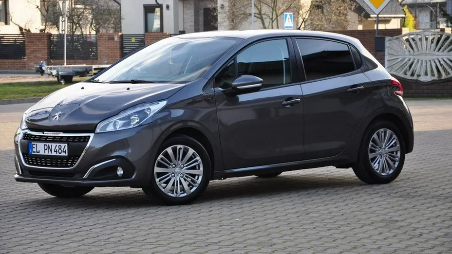 PEUGEOT 208 -
