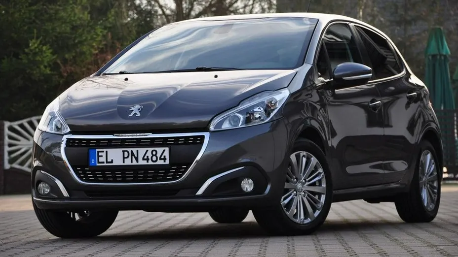 PEUGEOT 208 -