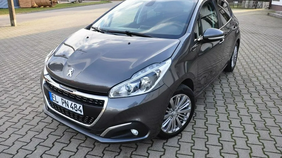 PEUGEOT 208 -