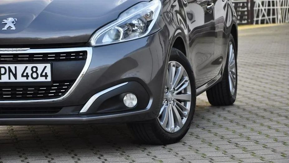 PEUGEOT 208 -