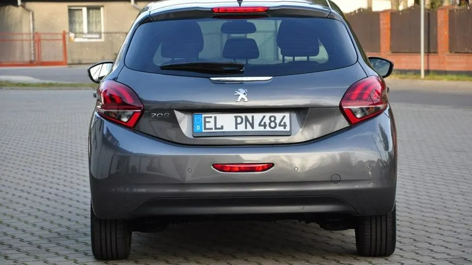 PEUGEOT 208 -