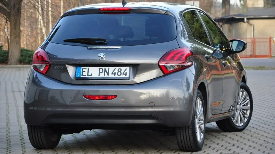 PEUGEOT 208 -
