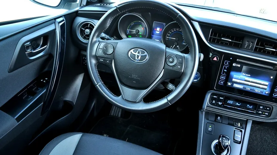 TOYOTA Auris -
