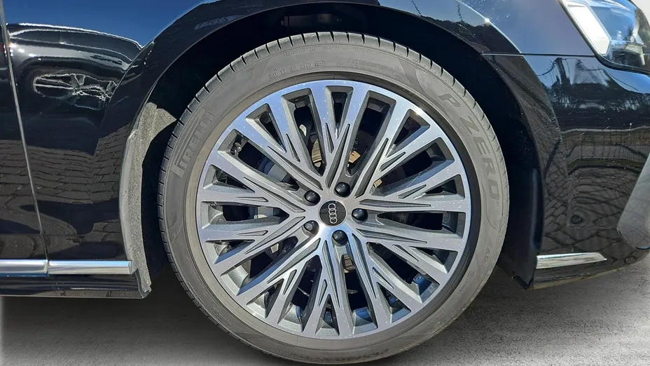 AUDI A8 -