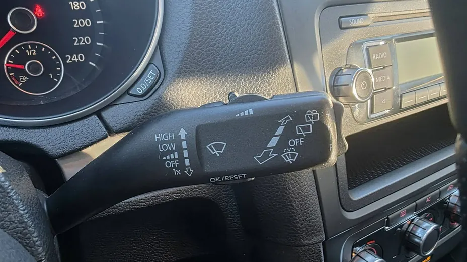 VOLKSWAGEN Golf -