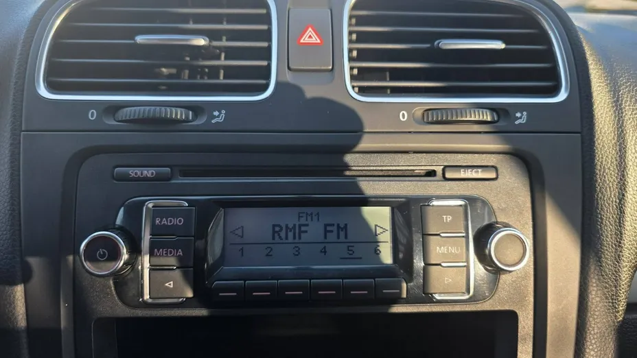VOLKSWAGEN Golf -