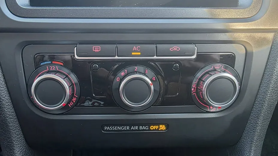 VOLKSWAGEN Golf -