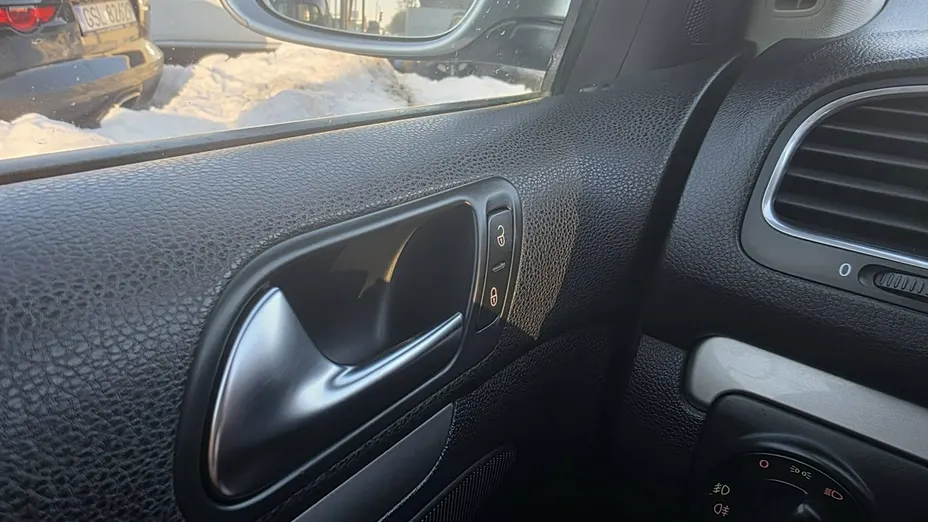VOLKSWAGEN Golf -