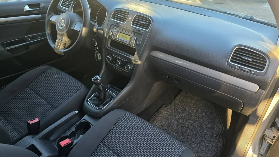 VOLKSWAGEN Golf -