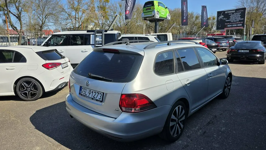 VOLKSWAGEN Golf -