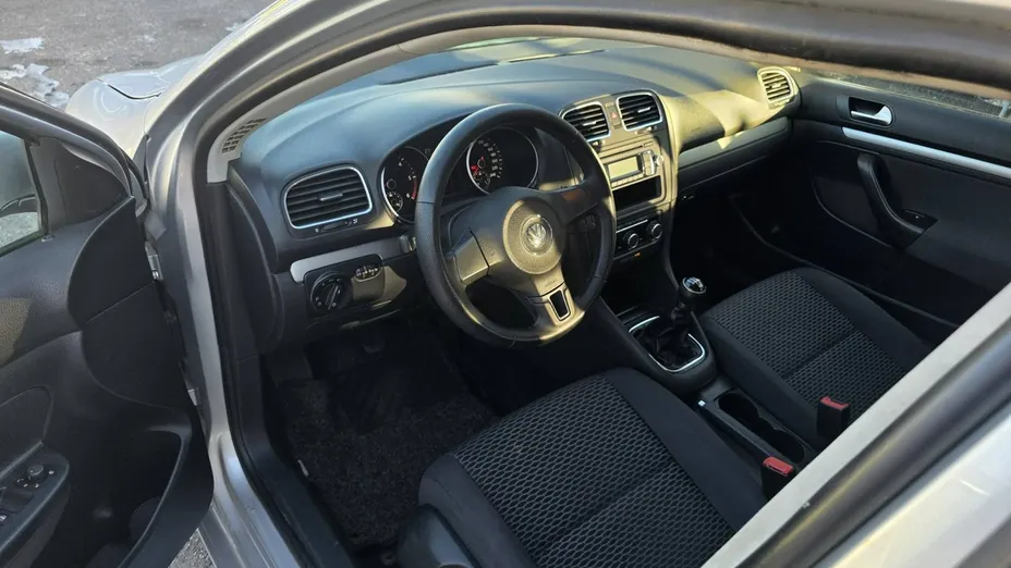 VOLKSWAGEN Golf -