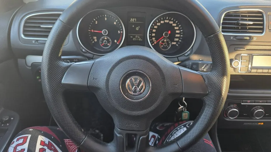 VOLKSWAGEN Golf -