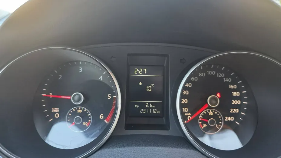 VOLKSWAGEN Golf -