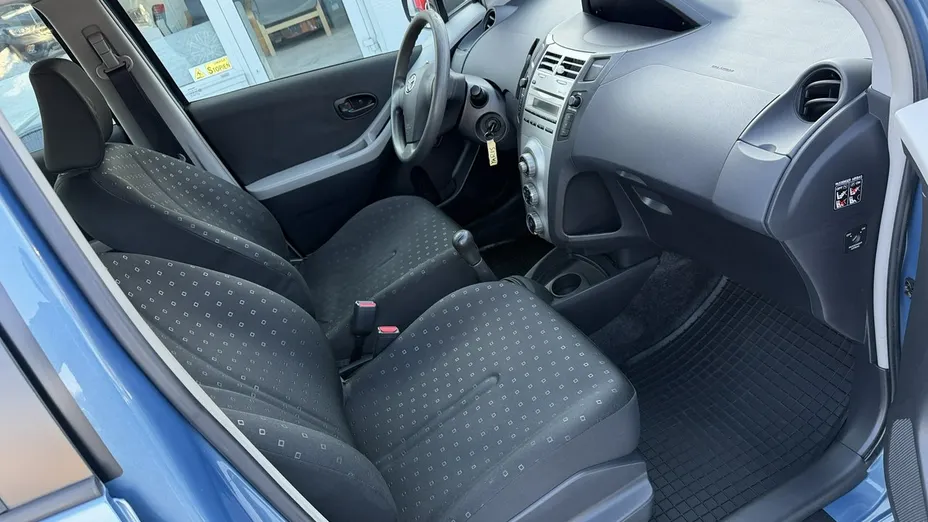 TOYOTA Yaris -