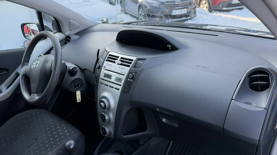 TOYOTA Yaris -